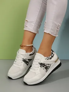 Λεπτομερής λήψη λευκών σπορ παπουτσιών με πλατφόρμα, δίχτυ και κομψό φλοράλ σχέδιο
