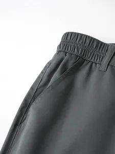 Makrodetail des elastischen Bunds und der Seitentasche an grauen Herren-Sommershorts