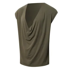Vue détaillée d'un débardeur vert olive pour homme avec une encolure en V drapée unique