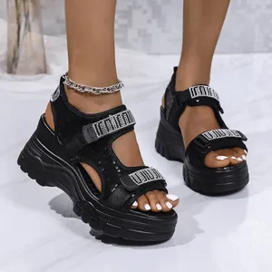 Gros plan de sandales à plateforme noires élégantes avec brides en strass et bandes velcro