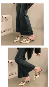 Vue détaillée de mules à petits talons avec décoration élégante de fleurs en perles