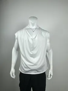 Vue de face détaillée d'un débardeur blanc sans manches à col bénitier pour homme sur mannequin.