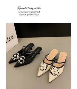 Détail de mules à bout pointu style français avec fleur de perle et talons aiguilles