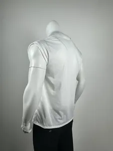 Vue arrière d'un débardeur de sport blanc col en V sur un mannequin homme