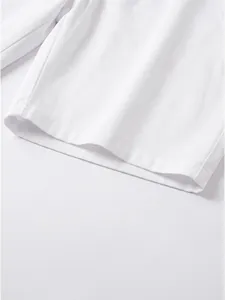 Makroansicht des gesäumten Saums und der Twill-Stofftextur weißer Herren-Sommershorts