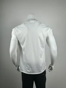 Vue arrière d'un débardeur de sport blanc à col en V sans manches sur un mannequin blanc