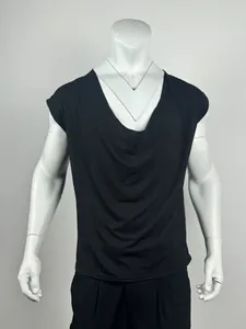 Vue détaillée d'un débardeur noir pour homme à col bénitier sur un mannequin de couture