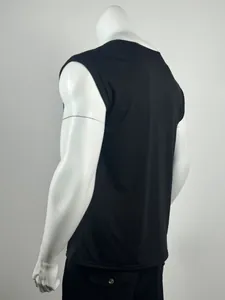 Vue arrière de profil d'un débardeur de sport noir sans manches sur un mannequin blanc neutre