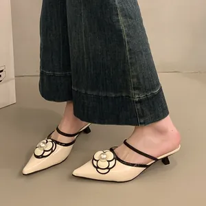 Mules élégantes à petit talon avec fleur de camélia et perle de style français.