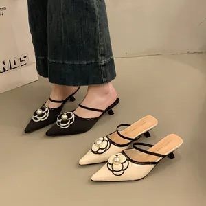 Mules élégantes à bout pointu et petit talon avec détail de fleur camélia perle