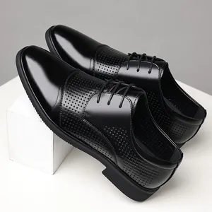 Chaussures élégantes en cuir noir respirant pour hommes, style business décontracté.