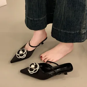 Mules à talons chaton élégantes avec fleur de camélia en perles style français