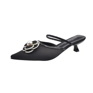 Mules noires à bout pointu de style français avec fleur de perle et talon fin