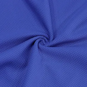 Macro dettaglio della trama del tessuto a nido d'ape blu per set polo estivo uomo