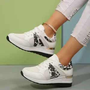 Stijlvolle witte ademende wedge sneakers voor dames met bloemmotief en dikke zolen