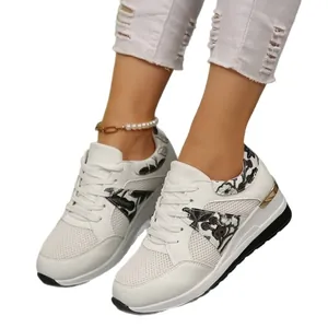 Witte ademende mesh platform sneakers met een stijlvolle bloemenprint voor dames