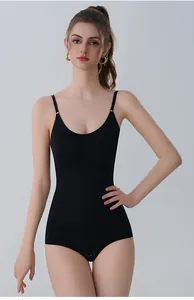 Détail d'un body amincissant noir pour femme avec bretelles réglables et bonnets intégrés.