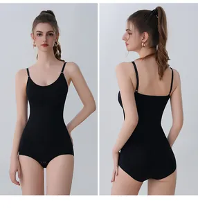 Vues avant et arrière d'un body gainant noir avec coussinets intégrés pour sculpter le corps.