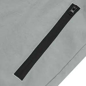 Nahaufnahme des strapazierfähigen schwarzen Reißverschlusses an der grauen kurzen Sporthose