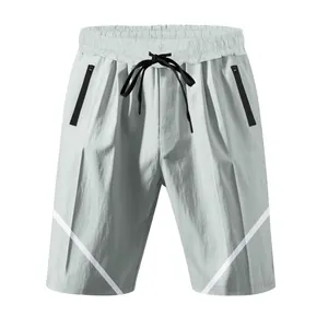 Vorderansicht graue Sportshorts für Herren mit schwarzen Kordelzügen und Reißverschlusstaschen