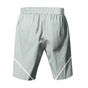 Rückansicht der hellgrauen Sportshorts für Herren mit weißen Diagonalstreifen und Gummibund