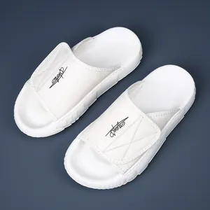 Chaussons en cuir blanc pour hommes avec semelle épaisse en EVA et broderie élégante