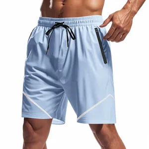 Nahaufnahme der hellblauen Herren-Sportshorts mit praktischer Reißverschlusstasche und Streifen