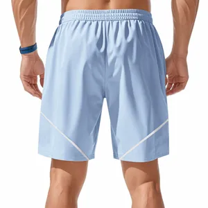 Detaillierte Rückansicht hellblauer Herren-Sportshorts mit stilvollen weißen Streifenakzenten