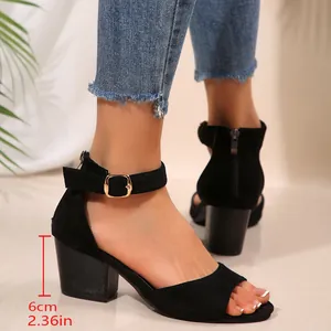 Detaillierte Nahaufnahme schwarzer Wildledersandalen mit 6 cm Blockabsatz und Riemchen