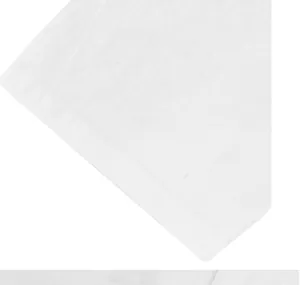 Dettaglio ravvicinato della trama del tessuto bianco e dell'orlo di una camicia da uomo