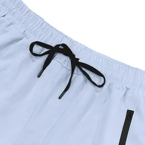 Detailansicht von Herren-Sportshorts mit Kordelzug am Bund und Reißverschlusstasche