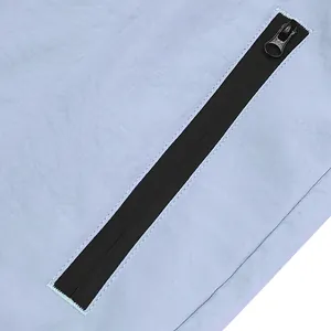 Detaillierte Makroansicht des hochwertigen schwarzen Reißverschlusses der Sporthose