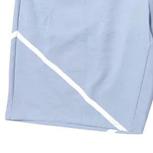 Detaillierte Nahaufnahme hellblauer Sportshorts mit weißen Streifen und Saumverarbeitung