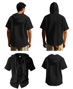 Vista multi-angolare di camicia da uomo nera con cappuccio, bottoni e coulisse.