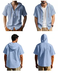 Viste dettagliate del fronte e del retro di una camicia con cappuccio azzurra da uomo