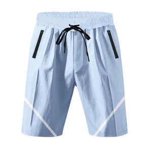 Detailansicht der blauen Herren-Sportshorts mit Reißverschlusstaschen und Streifen