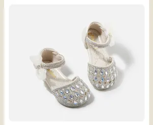 Dettaglio dei sandali principessa con strass scintillanti per bambine che camminano