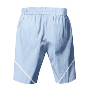 Detaillierte Rückansicht der hellblauen Herren-Sportshorts mit weißem Streifendesign