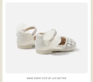 Eleganti scarpe da principessa color crema per bambina con cristalli e fiocco bianco.