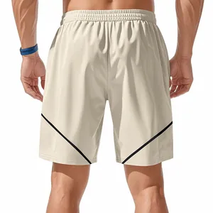 Detaillierte Rückansicht der beigefarbenen Herren-Sportshorts mit schwarzen Streifen