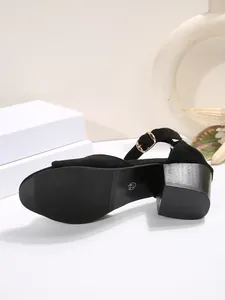 Detailansicht der schwarzen Wildleder-Sandalette mit Blockabsatz in Holzoptik