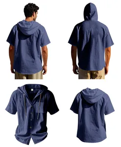 Vista dettagliata della camicia casual blu a maniche corte da uomo con cappuccio e bottoni.