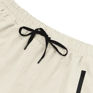 Detailansicht der Herren-Sportshorts mit verstellbarem Kordelzug und Reißverschlusstasche.