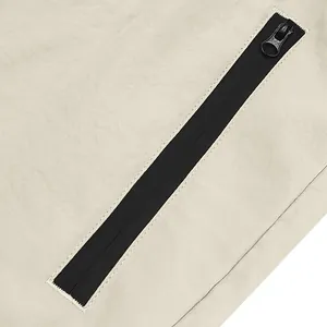 Nahaufnahme eines schwarzen wasserdichten Reißverschlusses an beigen Sportshorts