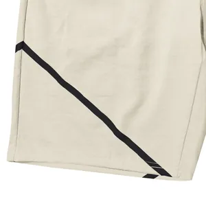 Nahaufnahme von Herren-Sportshorts mit Stofftextur und schwarzen Streifendetails