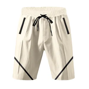 Detailansicht der cremefarbenen Herren-Sportshorts mit schwarzen Reißverschlusstaschen.