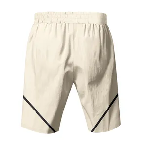 Detailansicht der Rückseite cremefarbener Herren-Sportshorts mit schwarzen Diagonalstreifen