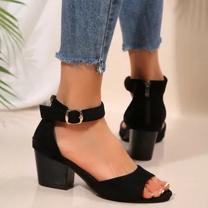 Elegante schwarze Wildleder-Sandalen mit Blockabsatz und Knöchelriemen
