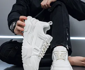 Primer plano de zapatillas blancas para hombre con suela de plataforma gruesa y texturizada
