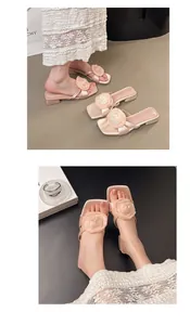Vista detallada de elegantes sandalias rosas con flores de gasa 3D y tacón bajo ancho.